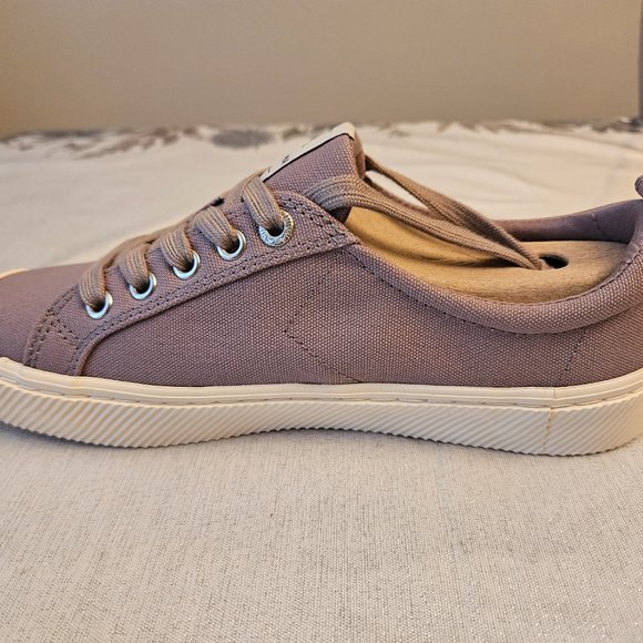 NIB Cariuma Sneakers - Picture 3 of 13